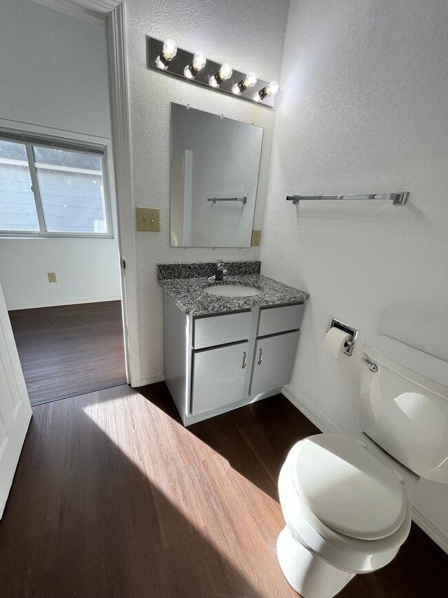 Building Photo - Rent Special - 3 Bed/2 Bath Duplex Apartment Near Downtown!