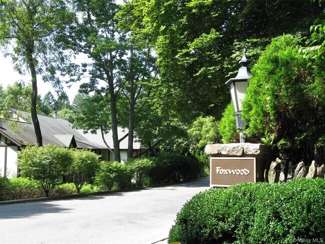 Building Photo - 8 Foxwood Dr