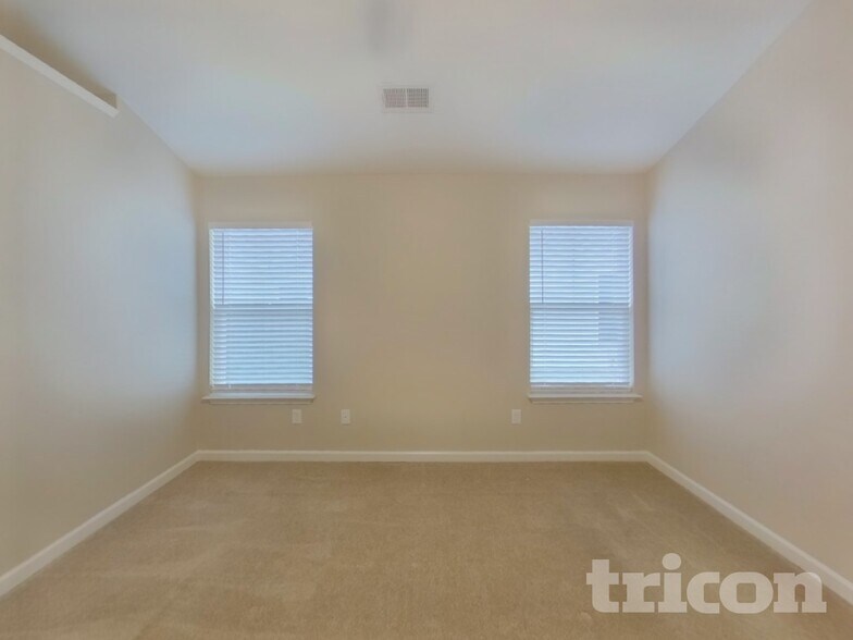 Building Photo - 590 Pollyanna Dr