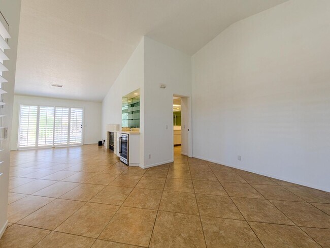 Building Photo - Sought after 2 bedroom 2 bath upstairs con...