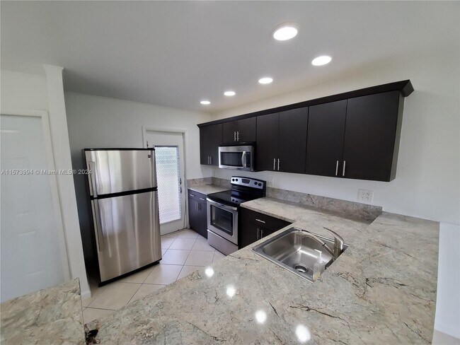 Building Photo - 560 SE 2nd Ave