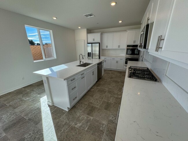 Building Photo - 5 bedroom Murrieta home for LEASE!