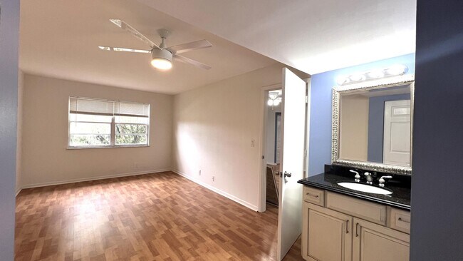 Building Photo - 1532 SE Royal Green Cir