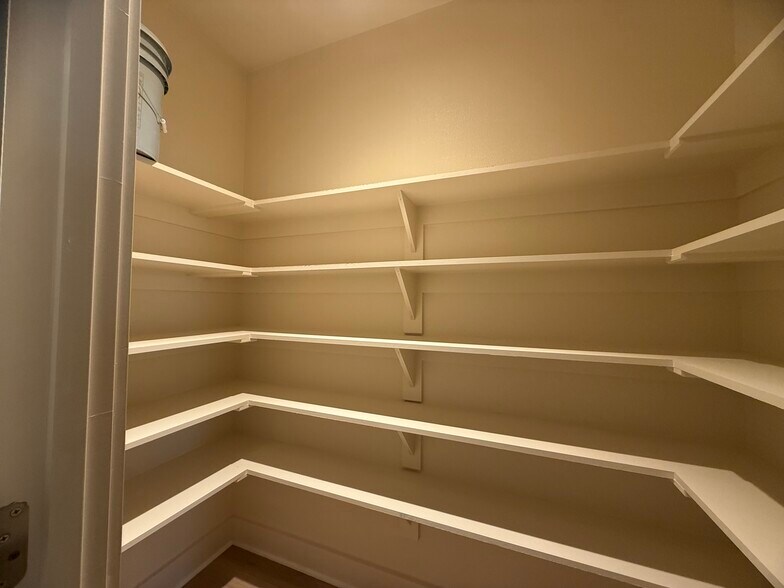 Building Photo - 106 Kirkland St