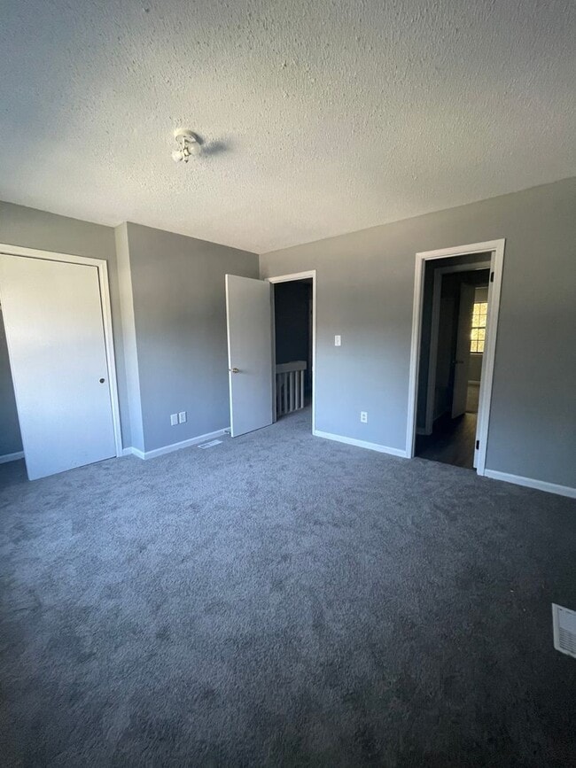 Building Photo - Spacious 2-Story End-Unit Townhome in Prim...