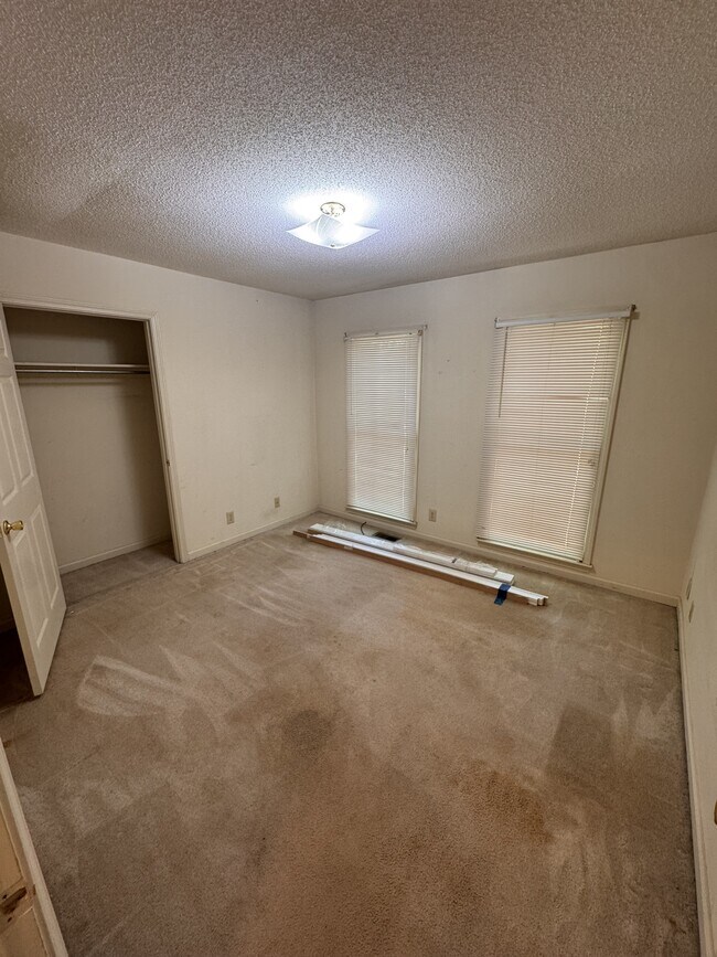 Building Photo - 112 Oak Leaf Cir