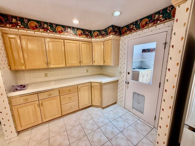 Building Photo - Distinctive and Spacious 5-BR Home in Bloomington