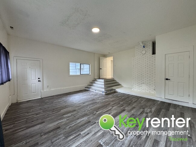 Building Photo - Fully Renovated 4-Bedroom Home with in Lak...