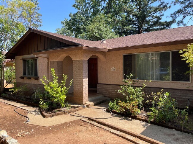 Building Photo - Paradise Oasis-3 bed 2 bath home, Back yard, covered deck, garage, no cats