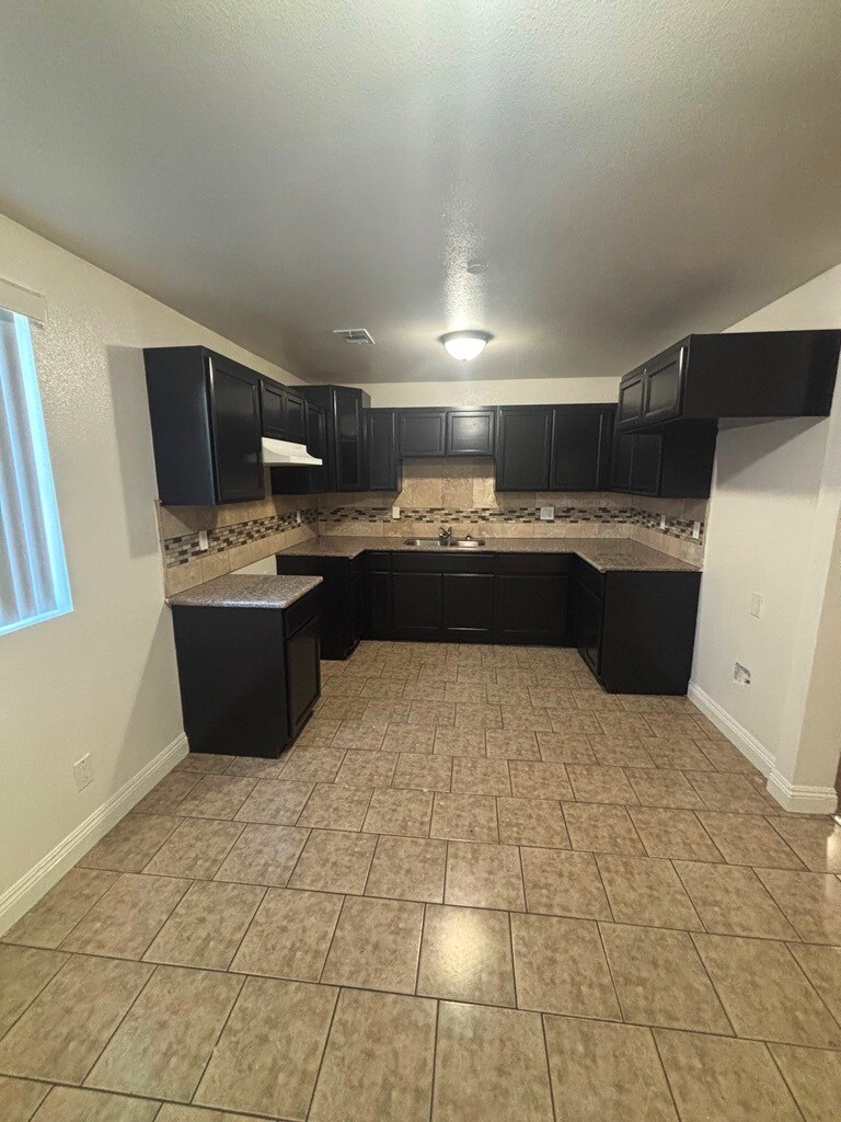 Building Photo - 8848 Orchard Ave