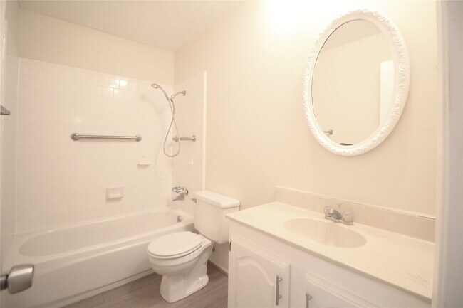 Building Photo - 5327 Karenbeth Dr