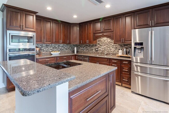 Building Photo - 2385 SW Creekside Dr