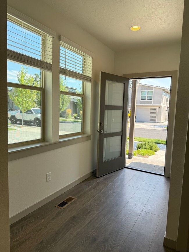 Building Photo - Newer 3 Bed/2 Bath Construction on Bend's Eastside - Cessna Drive