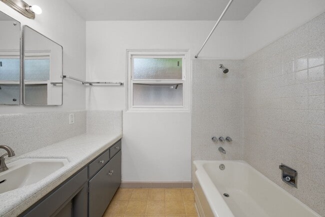 Building Photo - Dual private outdoor spaces!