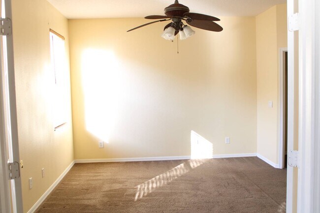 Building Photo - 353 Heather Hills Dr