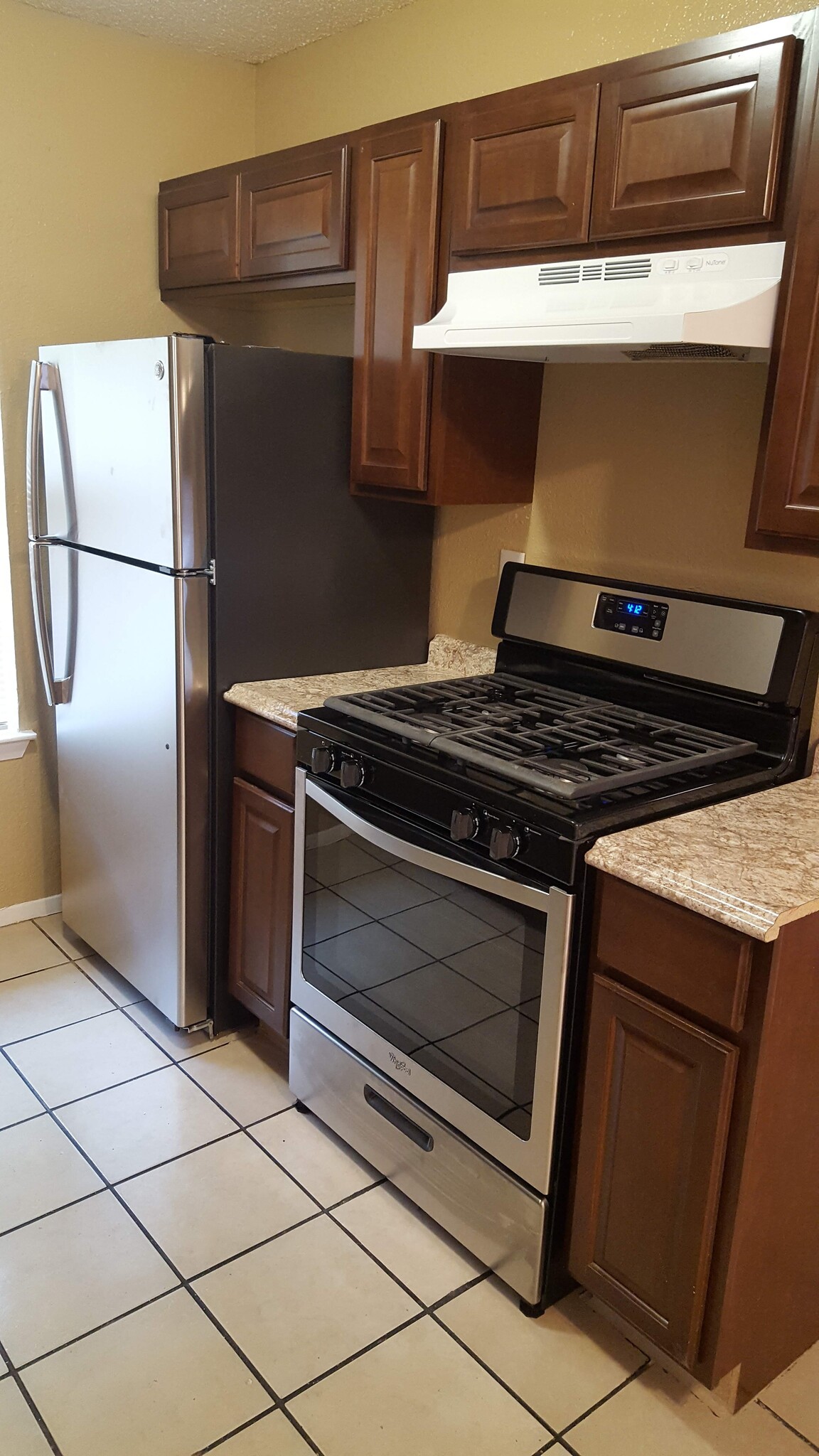 Kitchen new Appliances - 902-B Bret Ln