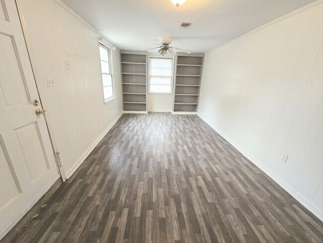 Building Photo - 204 W Park Ave