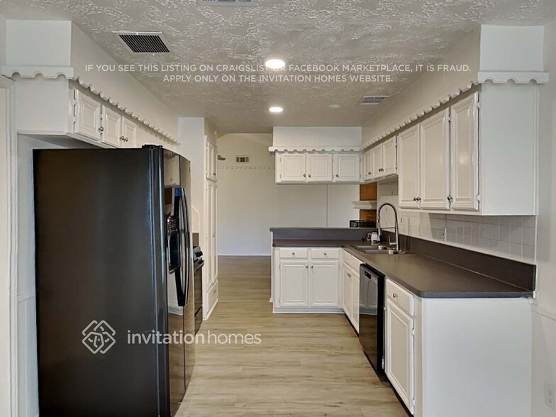 Building Photo - 4806 Lost Oak Dr