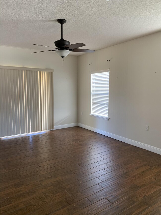 Building Photo - 8949 Camelot Pl