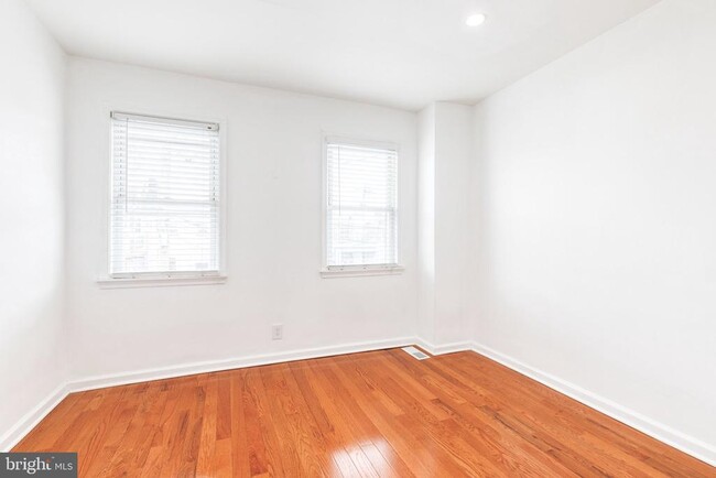 Building Photo - 112 N Decker Ave