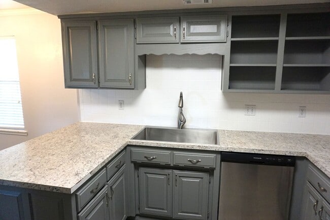 Building Photo - 3 Bed / 2 Bath Home on Cul de Sac in North Rogers - Easy access to 14th St, Shopping, Restaurants!