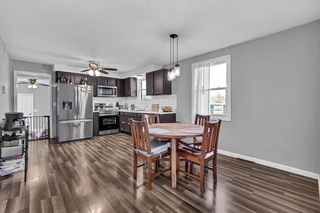 Building Photo - 215 Aster Dr