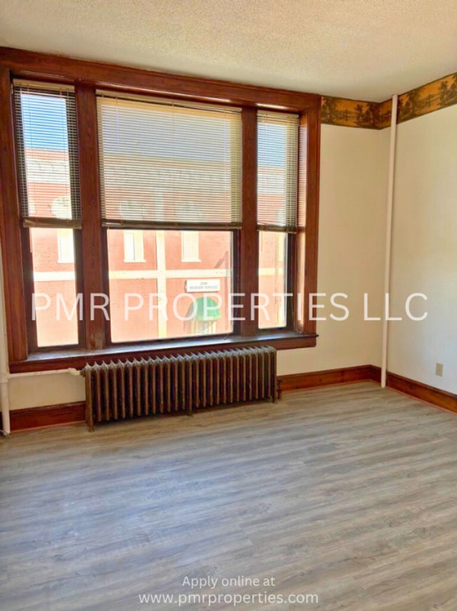 Building Photo - 400 E Coolbaugh St
