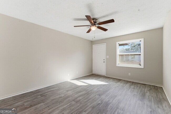 Building Photo - 558 College St