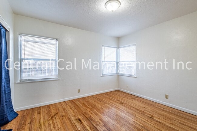 Building Photo - 2 Bedroom, 1 Bath Home - $1495 per month!
