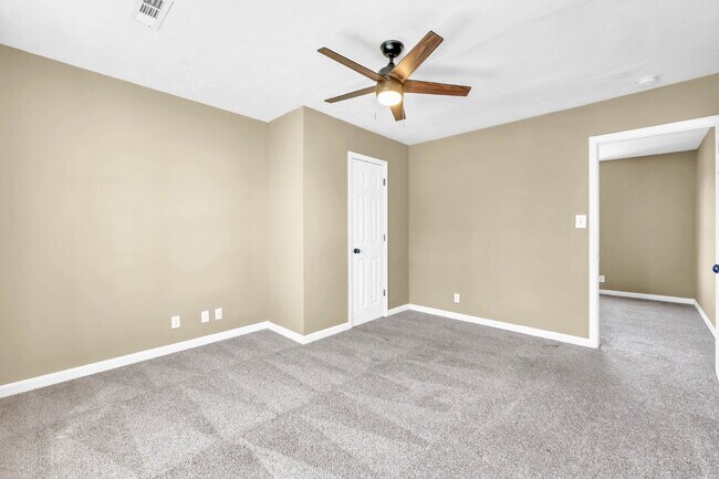 Building Photo - Amazing 3 bedroom 2 bathroom close to Fort...