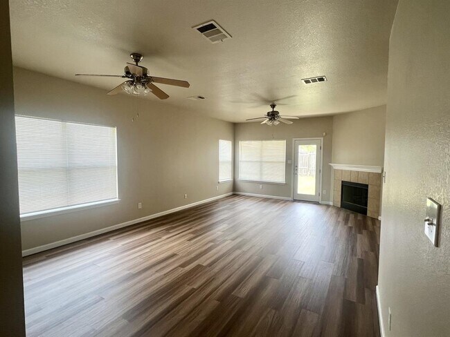 Building Photo - 141 Poplarwood Dr