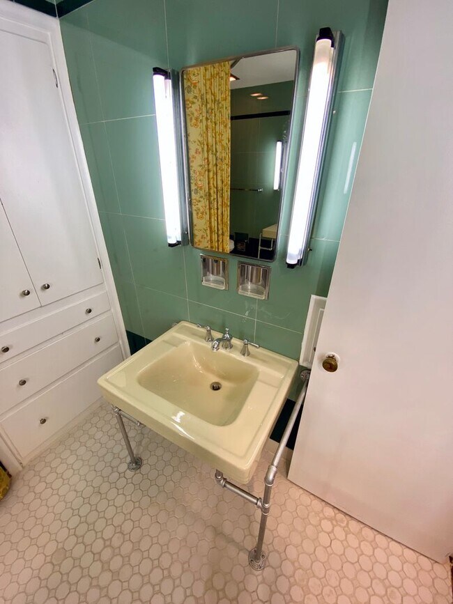 Building Photo - Remodeled Westgate Home with Attached Prof...