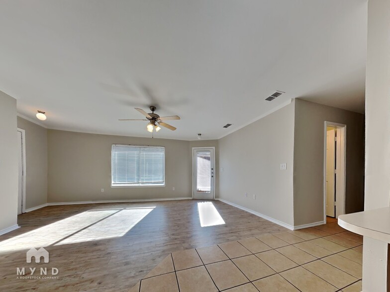 Building Photo - 311 N Chicago Ave