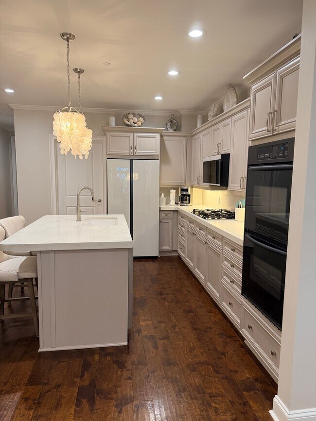 Building Photo - Stunning Luxury, Two Bedroom Creek Front Condo in Hilton Head Plantation