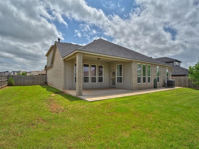 Building Photo - 915 Kings Canyon Rd