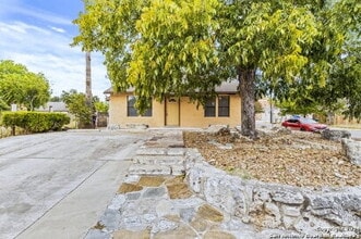 Building Photo - Convenient Living! 3 Bedroom Triplex with Driveway Parking