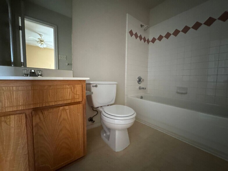 Building Photo - 3203 Toledo Dr