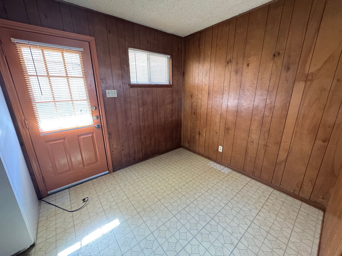 Building Photo - 806 Safady Ave