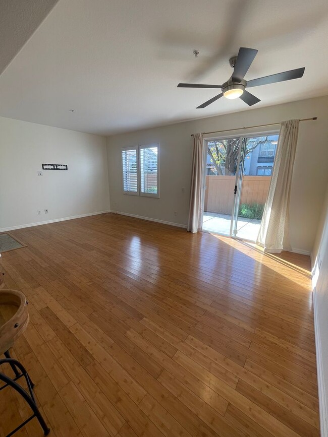 Building Photo - Very Spacious 1 Bed, 1 Bath Condo in Mission Viejo For Rent-In Unit Laundry and Attached Garage