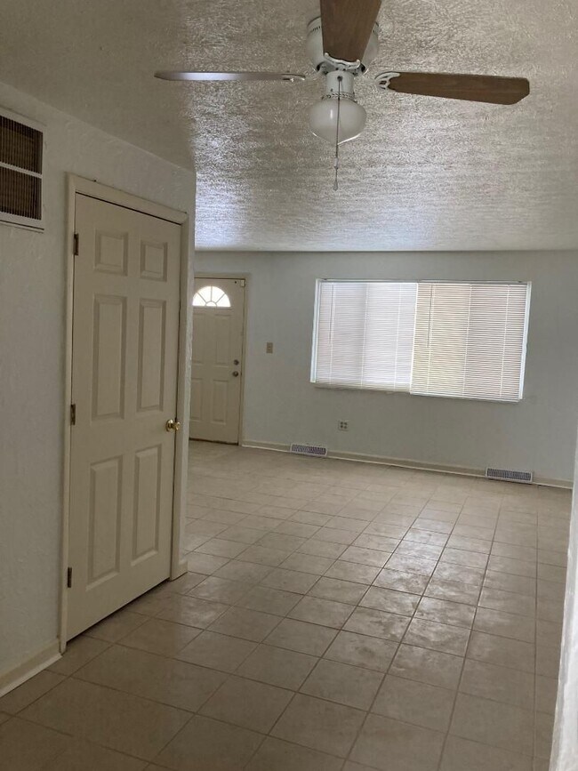 Building Photo - 2 Bedroom Condo for Rent  Warrenville HTS