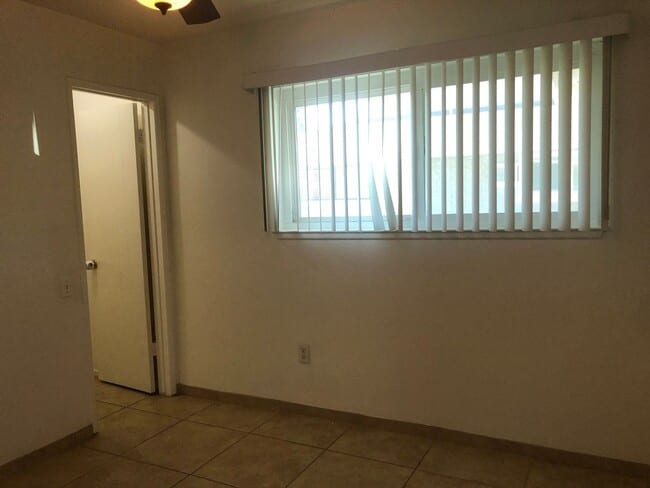 Building Photo - Santa Ana townhome style.  2 bed, 1 1/2 ba...