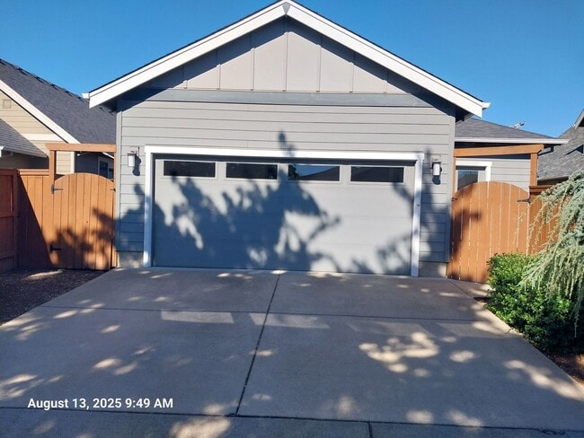 Building Photo - 3530 NE Hembree St