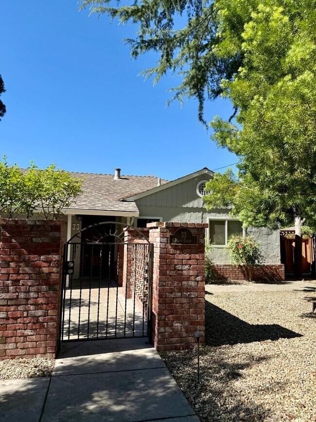 Building Photo - 33 Mary Ct