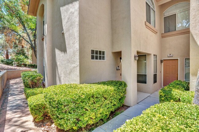 Building Photo - Beautiful 2 Bed 2 Bath ground floor condo in Guard Gated Green Valley Community. 1 Car garage!
