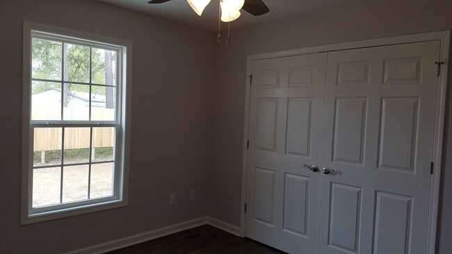 Building Photo - COMING SOON...Gorgeous 3 Bedroom Home Centrally Located in Manchester