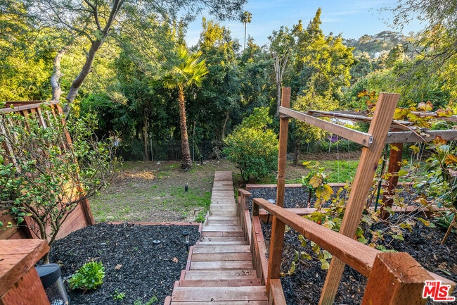 Building Photo - 3323 N Knoll Dr