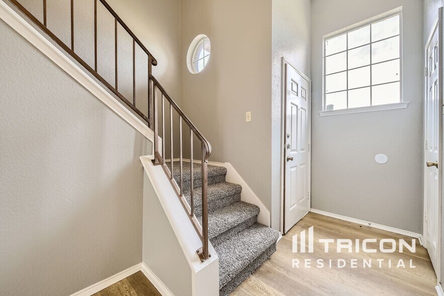 Building Photo - 909 Canary Ln
