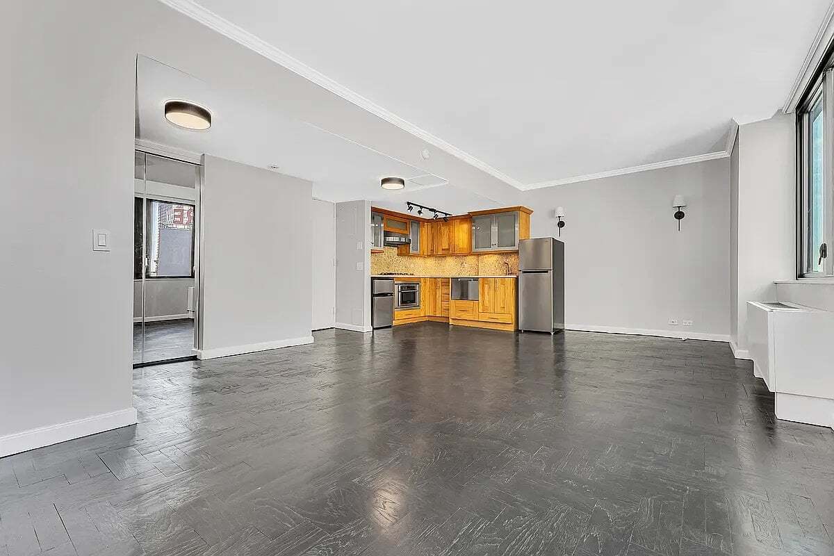 Building Photo - 62 W 62nd St