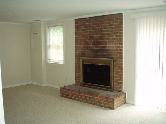 Building Photo - Classic 4 Bed 3.5 Bath Brick Townhome With...