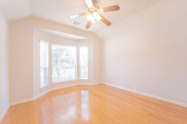 Building Photo - 2910 Sandleigh Dr